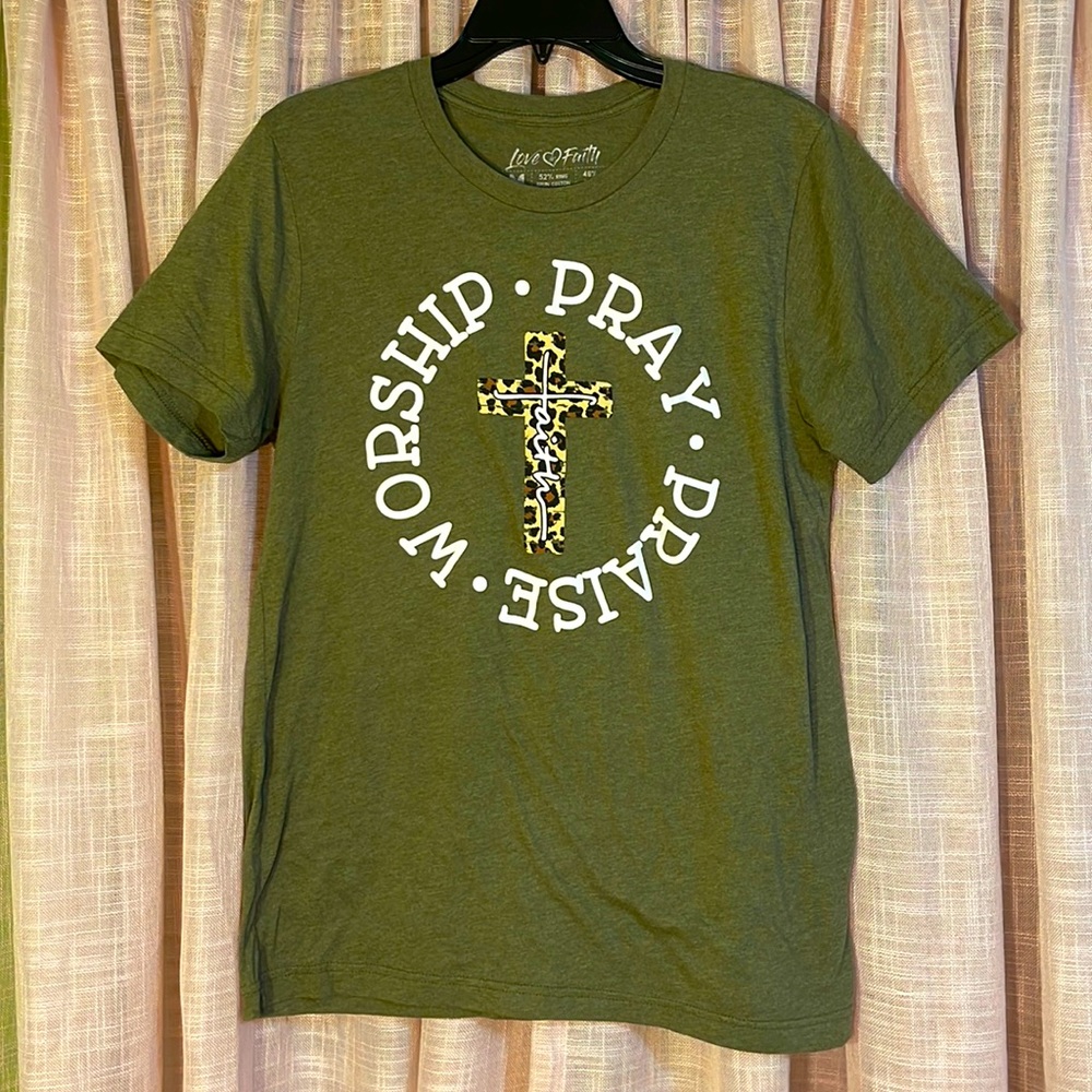 Love in faith tee shirt womens medium